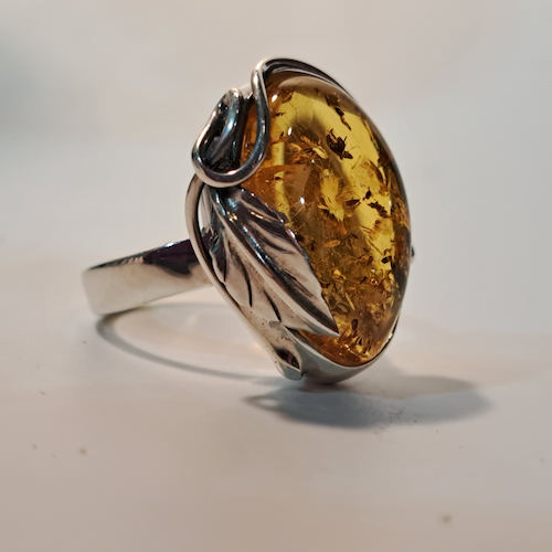 Click to view detail for HW-530 Ring, Amber, Oval with Leaves $110